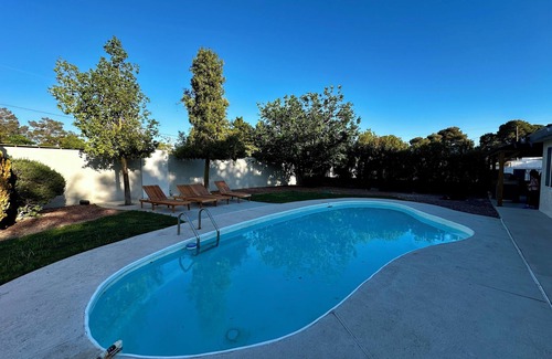 North Las Vegas Casa | The Peacock Inn LV - 8 Bdr 4 Bth 14 Beds, Free Spa Heat, WiFi