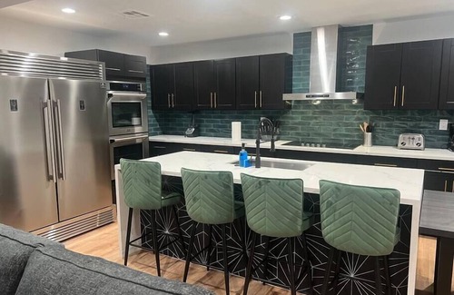 North Las Vegas Casa | 🦚The Peacock Inn LV - 8 Bdr 4 Bth 14 Beds, 🦚The Peacock Inn LV - 8 Bdr 4 Bth 14 Beds Sleeps 28
