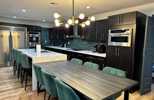 North Las Vegas Casa | 🦚The Peacock Inn LV - 8 Bdr 4 Bth 14 Beds, 🦚The Peacock Inn LV - 8 Bdr 4 Bth 14 Beds Sleeps 28