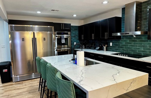 North Las Vegas Casa | 🦚The Peacock Inn LV - 8 Bdr 4 Bth 14 Beds, 🦚The Peacock Inn LV - 8 Bdr 4 Bth 14 Beds Sleeps 28
