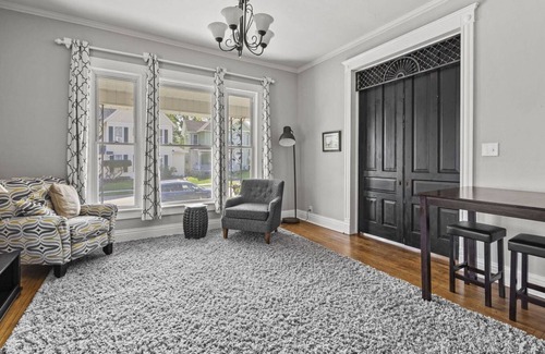 Muscatine Casa | The Pearl House - Victorian beauty, 3-Bedroom, 2-Bath 2500 Sqft