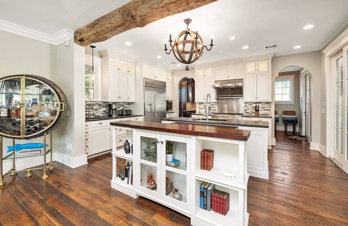 East Beach Casa | The Pelican Cottage - located in East Beach steps from Gould's Inlet!