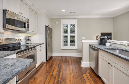 East Beach Casa | The Pelican Cottage - located in East Beach steps from Gould's Inlet!
