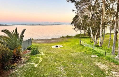 Gorokan Casa | The Pelican Palace Your Perfect Retreat Absolute waterfront, Stunning Clear Water View and Direct Access to water
