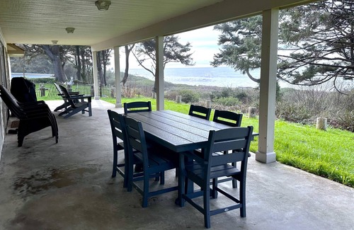 Smith River Casa | The Pelican! Private, Beach Access! Family Fun! Perfect Vacation! NO PETS.