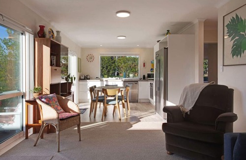 Te Atatu Peninsula Casa | The Peninsula Riverside Abode with Garden Views
