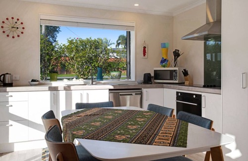 Te Atatu Peninsula Casa | The Peninsula Riverside Abode with Garden Views