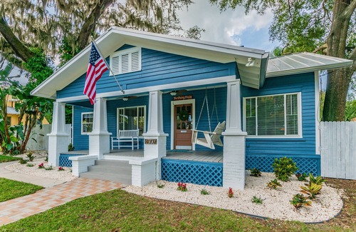 Dade City Casa | The Penny House - Bungalow recientemente renovado de 1925 - ¡Gran patio trasero! Ubicado en el centro!
