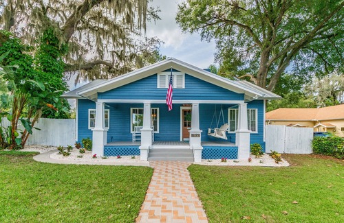 Dade City Casa | The Penny House - Bungalow recientemente renovado de 1925 - ¡Gran patio trasero! Ubicado en el centro!