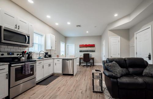 Wilmington Apartamento | The Penthouse at Park Place King bed fast WIFI and free coffee