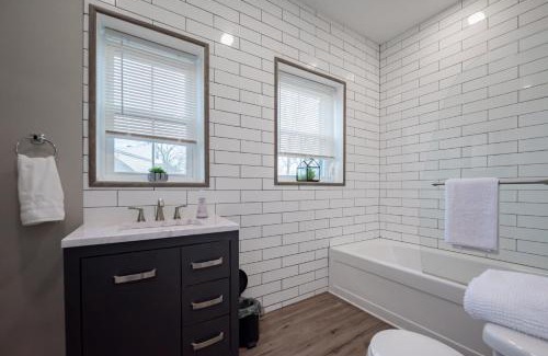 Wilmington Apartamento | The Penthouse at Park Place King bed fast WIFI and free coffee