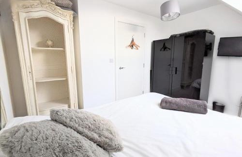 Ewell Casa | The Penthouse Double Bedroom for Rent Use of kitchen