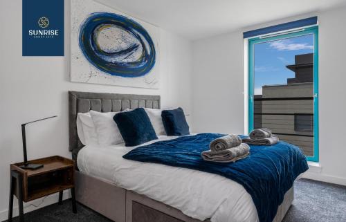 Dundee Apartamento | THE PENTHOUSE- INVOICE and REDUCED PRICE only via SUNRISE SHORT LETS DUNDEE, Spacious, Stunning Views, Foosball Table, 3 Large Rooms, Central Location, River Front, 1 Min From Tay Bridge, V&A, Train Station, City Centre, Lift Access, Free Parking & WiFi