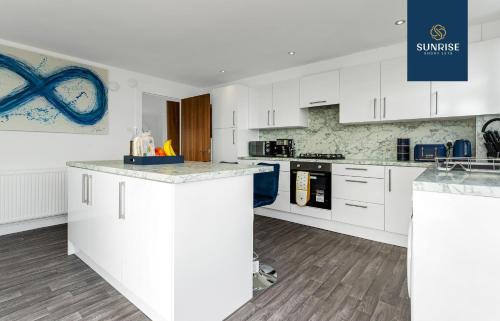 Dundee Apartamento | THE PENTHOUSE- INVOICE and REDUCED PRICE only via SUNRISE SHORT LETS DUNDEE, Spacious, Stunning Views, Foosball Table, 3 Large Rooms, Central Location, River Front, 1 Min From Tay Bridge, V&A, Train Station, City Centre, Lift Access, Free Parking & WiFi