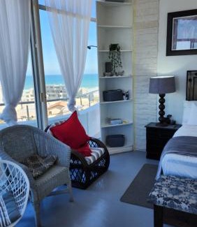 West Beach Casa | The Penthouse, Pub Lounge and Porch on the Palace, Bloubergstrand