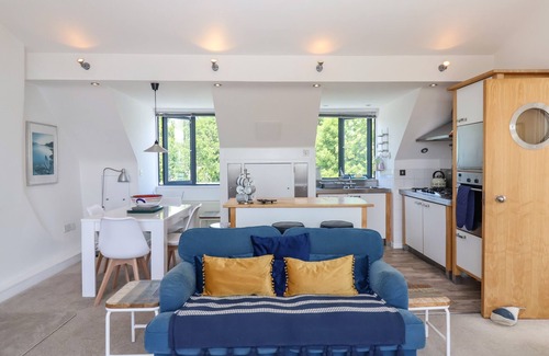 Lyme Regis Cabaña | THE PENTHOUSE, romantic, luxury holiday cottage in Lyme Regis