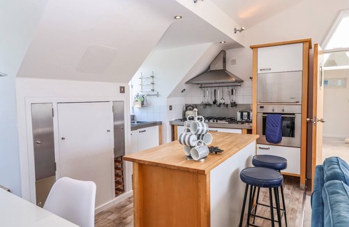 Lyme Regis Cabaña | THE PENTHOUSE, romantic, luxury holiday cottage in Lyme Regis