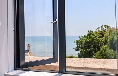 Lyme Regis Cabaña | THE PENTHOUSE, romantic, luxury holiday cottage in Lyme Regis