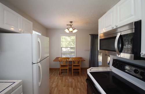 Spring Apartamento | The Perch- 1 Bedroom garage apartment-2nd floor
