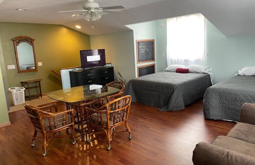 Oregon Casa | The Perch- 1 bedroom guest studio above garage