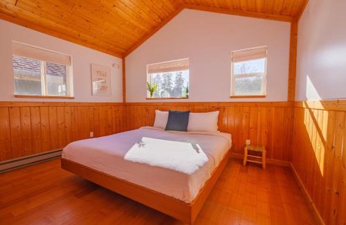 Ucluelet Casa | The Perch Modern 2 Bed Cabin with Patio and Hot Tub