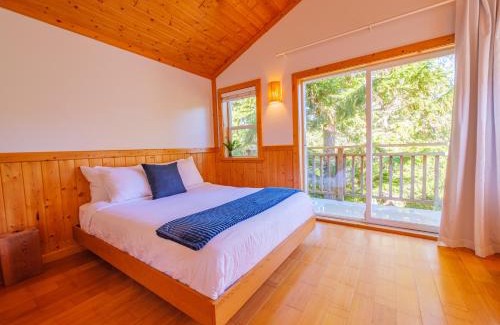Ucluelet Casa | The Perch Modern 2 Bed Cabin with Patio and Hot Tub