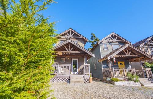 Ucluelet Casa | The Perch Modern 2 Bed Cabin with Patio and Hot Tub