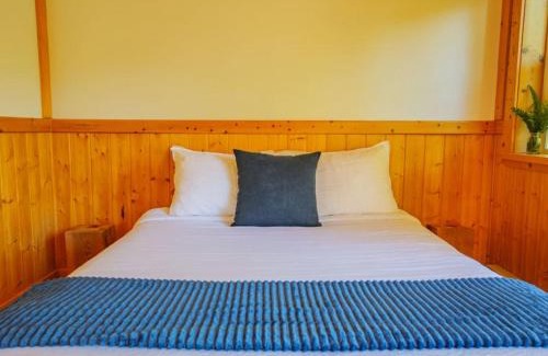 Ucluelet Casa | The Perch Modern 2 Bed Cabin with Patio and Hot Tub