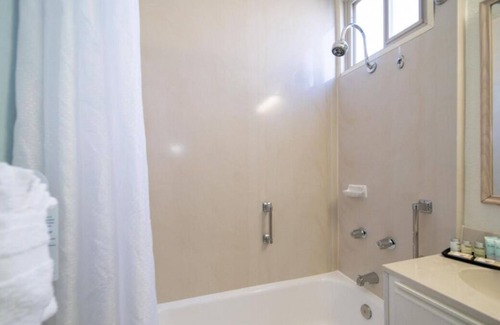 Kahului Casa | The Perfect Family Escape! 2 Roomy Units, Pets Allowed, Near Paukukalo Beach!