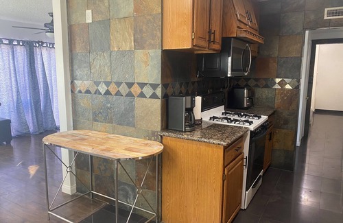 Gardena Casa | The Perfect Getaway! Beautiful home close to LAX and SoFi Stadium!