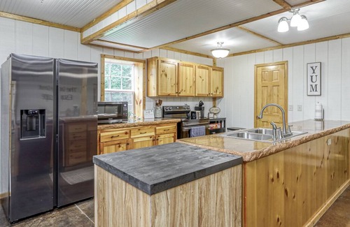 Clinton Casa | The perfect getaway on 14 acres just minutes from Truman Lake!