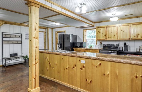 Clinton Casa | The perfect getaway on 14 acres just minutes from Truman Lake!