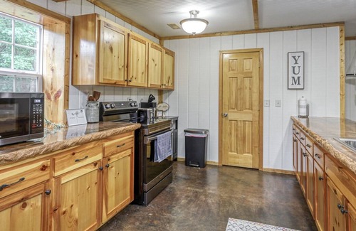 Clinton Casa | The perfect getaway on 14 acres just minutes from Truman Lake!