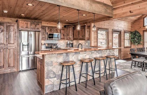Cherry Log Cabina | The Perfect Landing - Panoramic Mountain Views | Hot Tub | Game Room | EV Charger