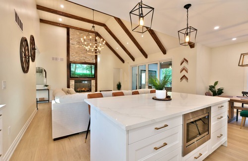 Huntsville Cabaña | The Perfect Luxury Muskoka Spa Retreat w/Covered Lanai, Hot Tub, Sauna & Firepit