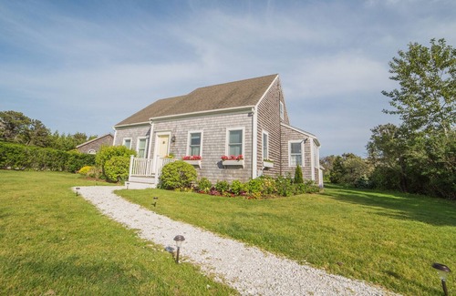 West of Town Casa | El alquiler perfecto de Nantucket! 3 BR, 2Bath, con piscina climatizada y amplio patio!