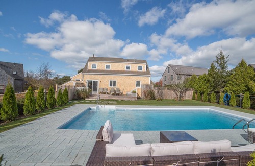 West of Town Casa | El alquiler perfecto de Nantucket! 3 BR, 2Bath, con piscina climatizada y amplio patio!