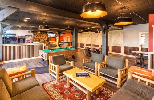 Moran Cabina | The Perfect Nature Retreat! Dining Options, Bar, and Parking Included!