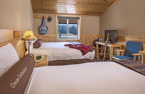 Moran Cabina | The Perfect Nature Retreat! Dining Options, Bar, and Parking Included!
