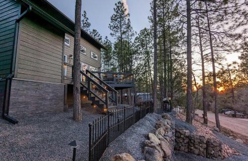 Pinetop Casa | The Perfect Pair, Cozy Cottage Lakeside & Hillside Hangout for Large Groups