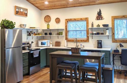 Pinetop Casa | The Perfect Pair, Cozy Cottage Lakeside & Hillside Hangout for Large Groups