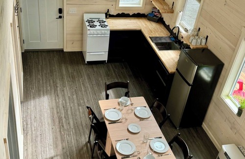 Chugiak Cabina | The perfect place for families or groups, offering ample space and comfort for six in the serene Eklutna Valley.
