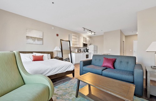 Crossroads Arts District Condominio | The Perfect Retreat: Relax and Rejuvenate in a Stunning Resort Setting 353