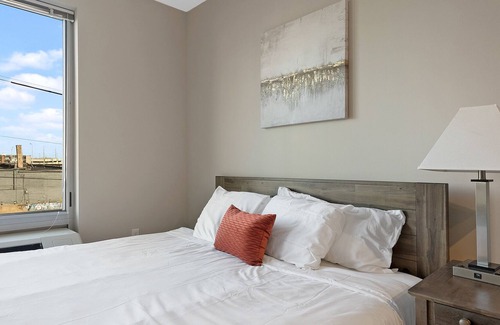 Crossroads Arts District Condominio | The Perfect Retreat: Relax and Rejuvenate in a Stunning Resort Setting 353