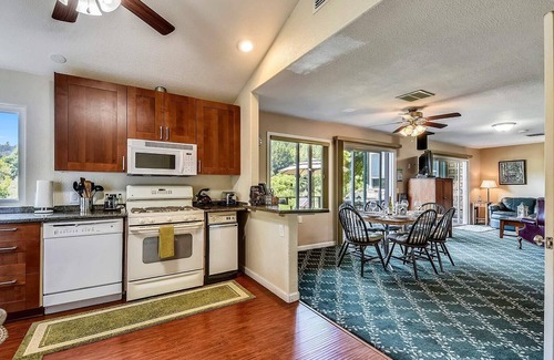 Northwood Casa | Excelente para familias! A pie de río, restaurantes. Zona de juegos y más