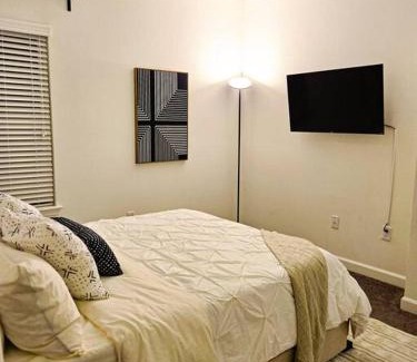 Southeast Houston Casa | The Pershing Pad is at a Central location 3BR Sleeps 10
