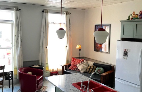 East Aurora Apartamento | El Apartamento de las Personas - en el corazón de East Aurora