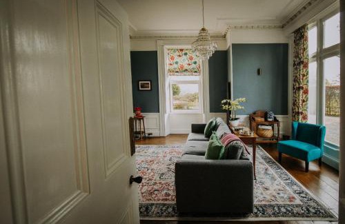 Grange-over-Sands Apartamento | The Pheasant Lodge Spacious Cosy Georgian Apartment with Garden Views & Log Fire