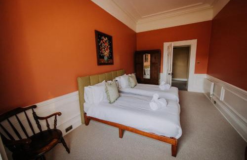 Grange-over-Sands Apartamento | The Pheasant Lodge Spacious Cosy Georgian Apartment with Garden Views & Log Fire