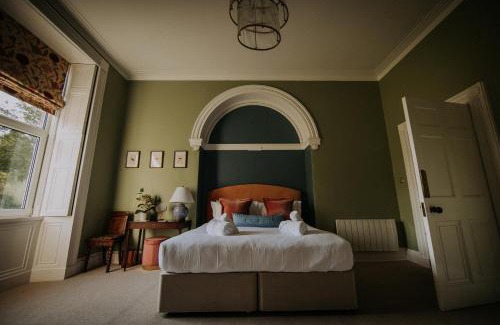 Grange-over-Sands Apartamento | The Pheasant Lodge Spacious Cosy Georgian Apartment with Garden Views & Log Fire